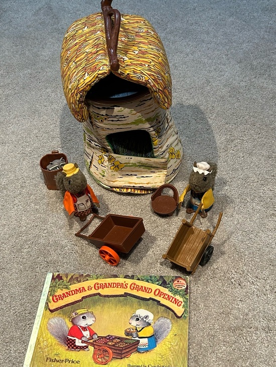 Fisher-Price Other - Fisher-Price 1980 Woodsey Squirrel Family Loghouse Playset.